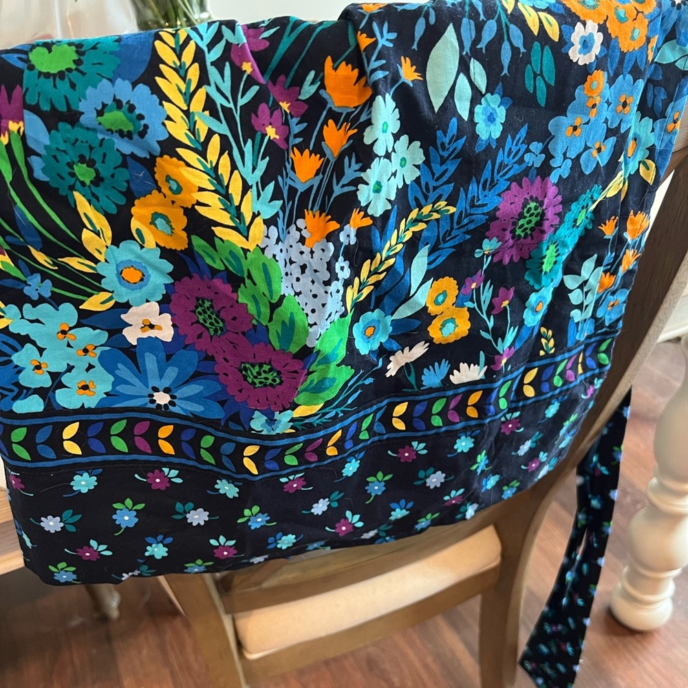 Name brand apron, waist to above knee NWT